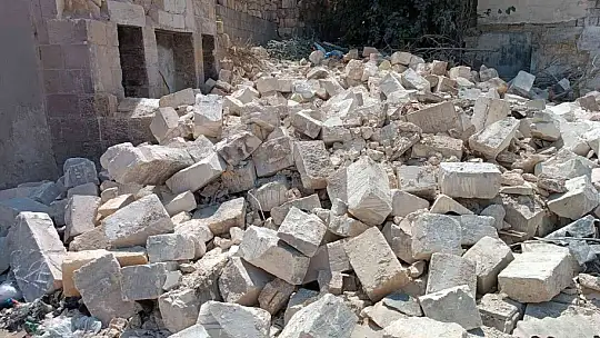 Bağımlıların mesken tuttuğu metruk binalar yıkıldı