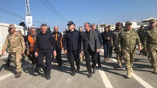Bakan Akar Nurdağı'nda incelemelerde bulundu