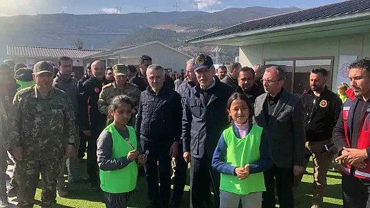 Bakan Akar Nurdağı'nda incelemelerde bulundu