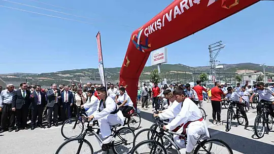 Bakan Bak, depremzede çocuklarla basketbol oynadı