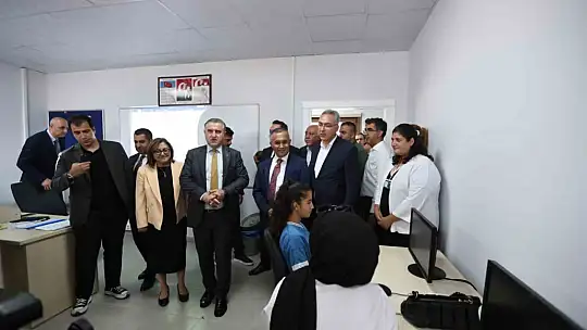 Bakan Bak, depremzede çocuklarla basketbol oynadı