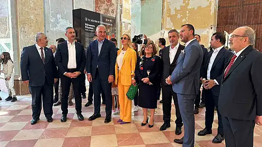 Bakan Ersoy, Refik Anadol Rönesans Rüyaları Dijital sergisini yerinde inceledi