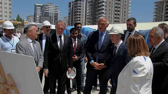Bakan Ersoy'dan Şahinbey'in dev eserlerine tam not