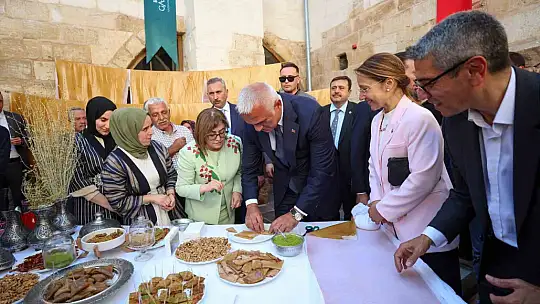 Bakan Ersoy ve Başkan Şahin, üzüm pekmezi yaptı