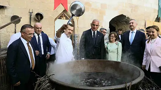 Bakan Ersoy ve Başkan Şahin, üzüm pekmezi yaptı