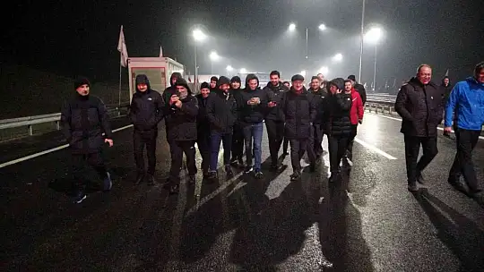 Bakan Karaismailoğlu gün doğumunda 1915 Çanakkale Köprüsü'nde yürüdü