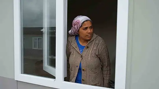 Bakan Kurum: 'Tüm ekiplerimizle gece gündüz çalışıyoruz. Nurdağı ve İslahiye'de 214 prefabrik evi daha sahiplerine teslim ettik'