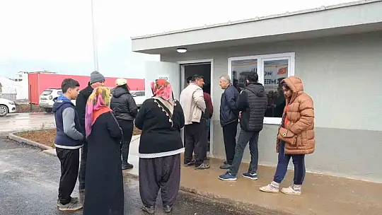 Bakan Kurum: 'Tüm ekiplerimizle gece gündüz çalışıyoruz. Nurdağı ve İslahiye'de 214 prefabrik evi daha sahiplerine teslim ettik'