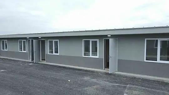 Bakan Kurum: 'Tüm ekiplerimizle gece gündüz çalışıyoruz. Nurdağı ve İslahiye'de 214 prefabrik evi daha sahiplerine teslim ettik'
