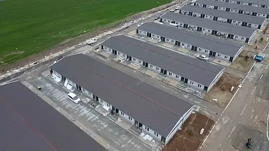 Bakan Kurum: 'Tüm ekiplerimizle gece gündüz çalışıyoruz. Nurdağı ve İslahiye'de 214 prefabrik evi daha sahiplerine teslim ettik'