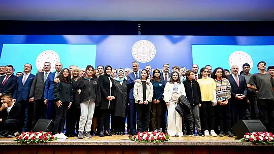 Bakan Özer: 'Öğretmenleri kimse siyasi malzeme yapmasın'