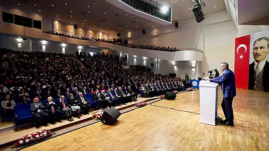 Bakan Özer: 'Öğretmenleri kimse siyasi malzeme yapmasın'