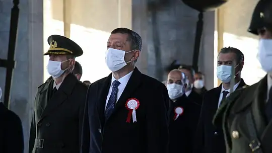 Bakan Selçuk ve öğretmenler Başöğretmen'in huzurunda