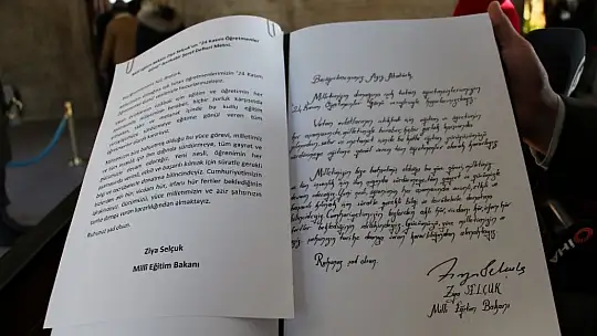 Bakan Selçuk ve öğretmenler Başöğretmen'in huzurunda