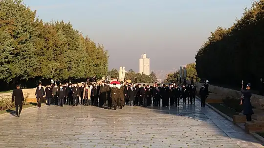 Bakan Selçuk ve öğretmenler Başöğretmen'in huzurunda