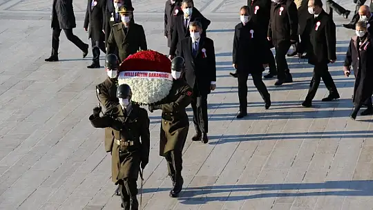 Bakan Selçuk ve öğretmenler Başöğretmen'in huzurunda