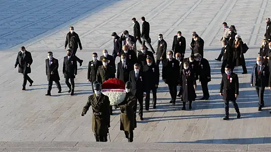 Bakan Selçuk ve öğretmenler Başöğretmen'in huzurunda