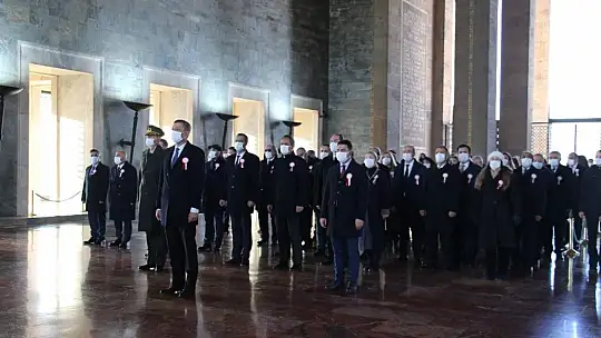 Bakan Selçuk ve öğretmenler Başöğretmen'in huzurunda