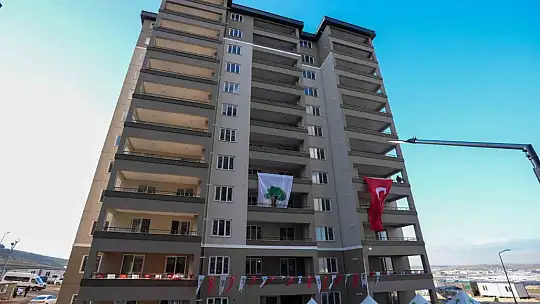 Bakan Yerlikaya, Şehitkamil polis lojmanlarını inceledi
