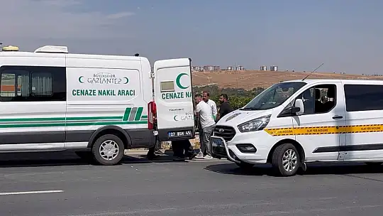 Bariyerlere çarparak savrulan motosikletli hayatını kaybetti