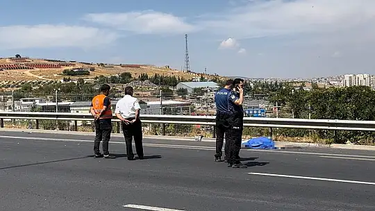 Bariyerlere çarparak savrulan motosikletli hayatını kaybetti
