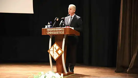 Başarılı akademisyenler ödüllendirildi