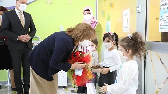 Başkan Fatma Şahin masal okuyor