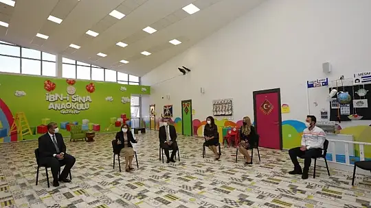 Başkan Fatma Şahin masal okuyor
