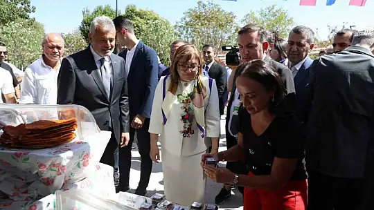 Başkan Şahin festival alanında vatandaşlarla bir araya geldi