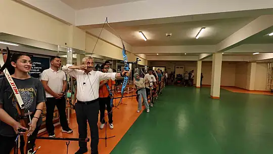 Başkan Tahmazoğlu: 'Gençlerimiz en az bir branşta spor yapmalı'