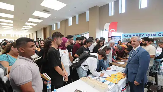 Başkan Tahmazoğlu kitap fuarında üniversite öğrencileri ile buluştu