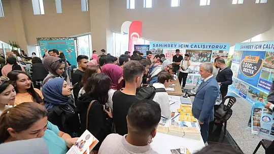 Başkan Tahmazoğlu kitap fuarında üniversite öğrencileri ile buluştu