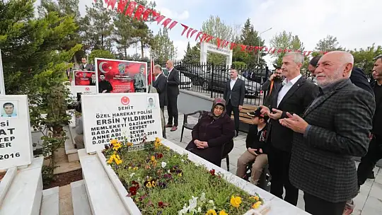 Başkan Tahmazoğlu şehitler için dua etti
