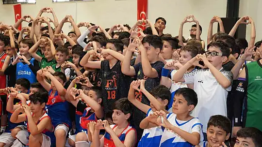 Bayram coşkusu, sahada mücadele ederek yaşandı