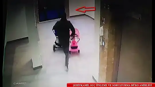 Bebek arabası hırsızlığı güvenlik kamerasına yansıdı