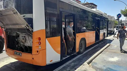 Belediye otobüsünde çıkan yangın korkuttu
