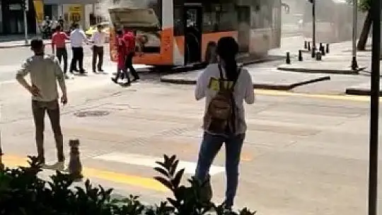Belediye otobüsünde çıkan yangın korkuttu