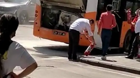 Belediye otobüsünde çıkan yangın korkuttu