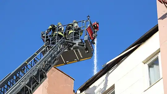 Beş katlı binanın çatı katında yangın çıktı