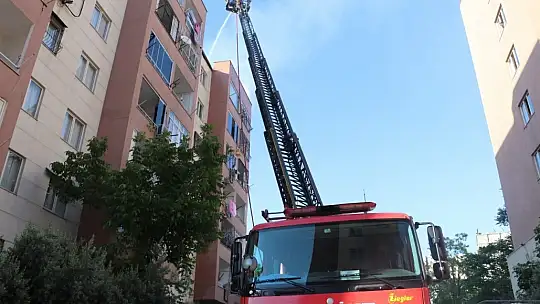 Beş katlı binanın çatı katında yangın çıktı