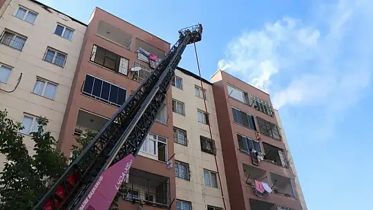 Beş katlı binanın çatı katında yangın çıktı
