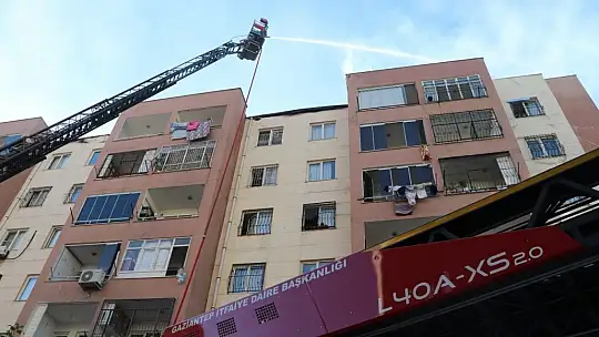 Beş katlı binanın çatı katında yangın çıktı