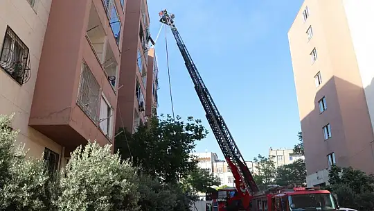 Beş katlı binanın çatı katında yangın çıktı