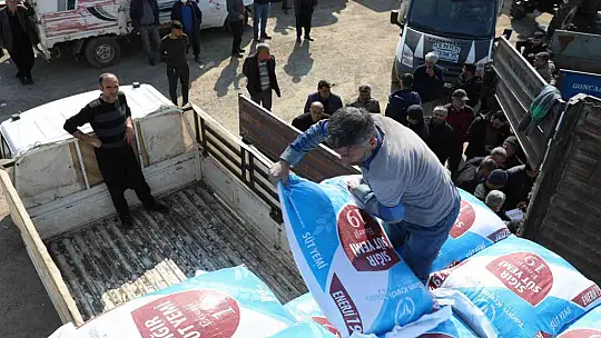 Besicilere yüzde 100 hibeyle 375 ton yem desteği
