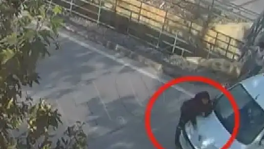 Beton mikseri aracı altına aldı