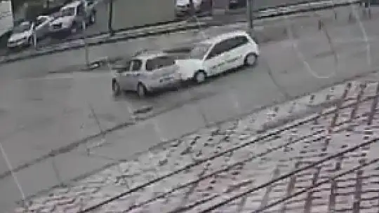 Beton mikseri aracı altına aldı