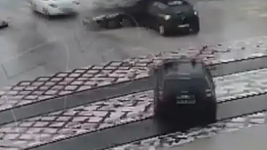 Beton mikseri aracı altına aldı