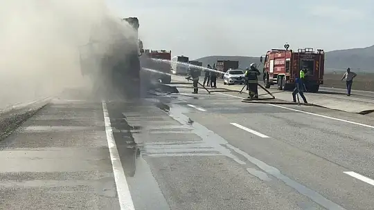 Beyaz eşya yüklü tır alev alev yandı