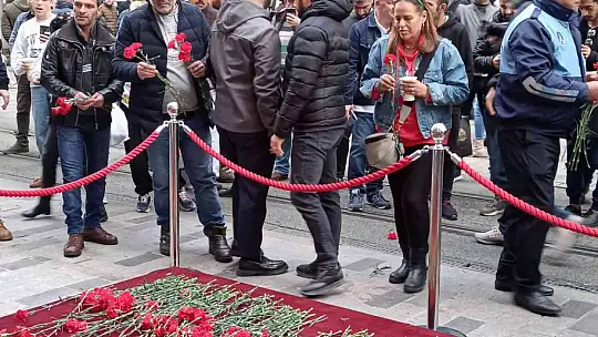 Beyoğlu'ndaki bombalı saldırıda hayatını kaybedenler anısına vatandaşlar karanfil bıraktı