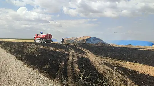 Biçerdöver hasat yaparken sıçrayan kıvılcımlar tarlayı küle çevirdi